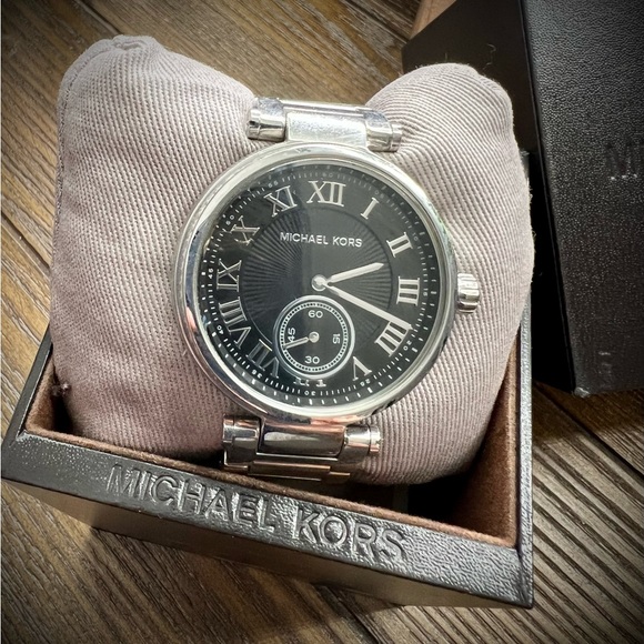 I have just way too many watches… but they are all well kept and gorgeous - Picture 3 of 4